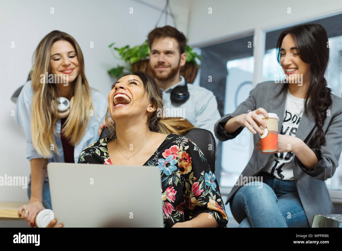 Felice casual i colleghi in ufficio Foto Stock