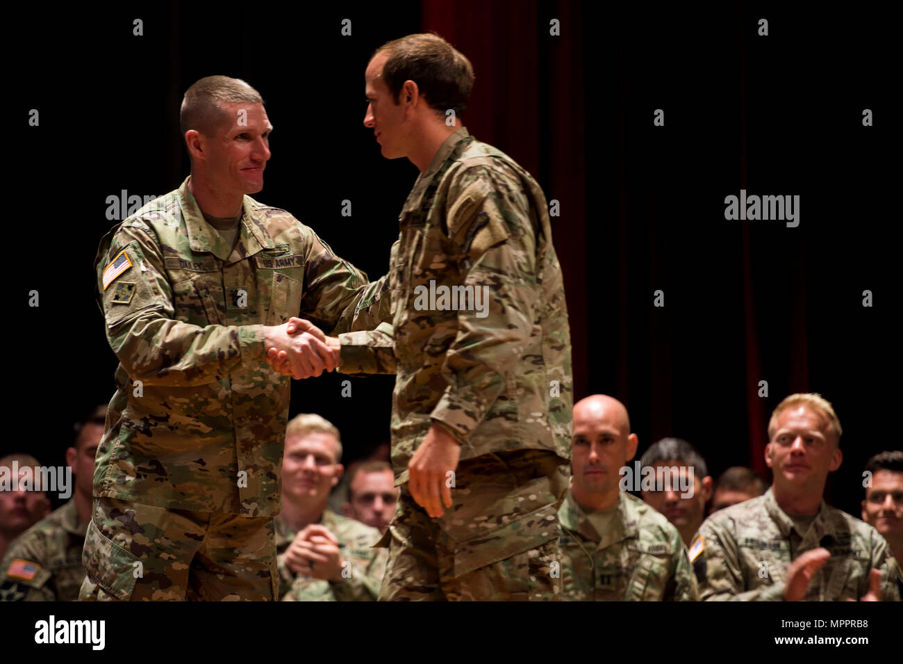 Sargent principali dell'esercito Daniel Dailey si congratula con il cap. Michael Rose del 75o Reggimento Ranger per conquistare il primo posto nella migliore concorrenza Ranger 2017 a Fort Benning, Ga., 10 aprile 2017. La trentaquattresima edizione annuale di David E. Grange Junior Ranger migliore concorrenza 2017 è un evento di tre giorni consistente di sfide per testare concorrente del fisico, mentale e capacità tecniche. (Esercito degli Stati Uniti Foto di Spc. Kristen Dobson) Foto Stock