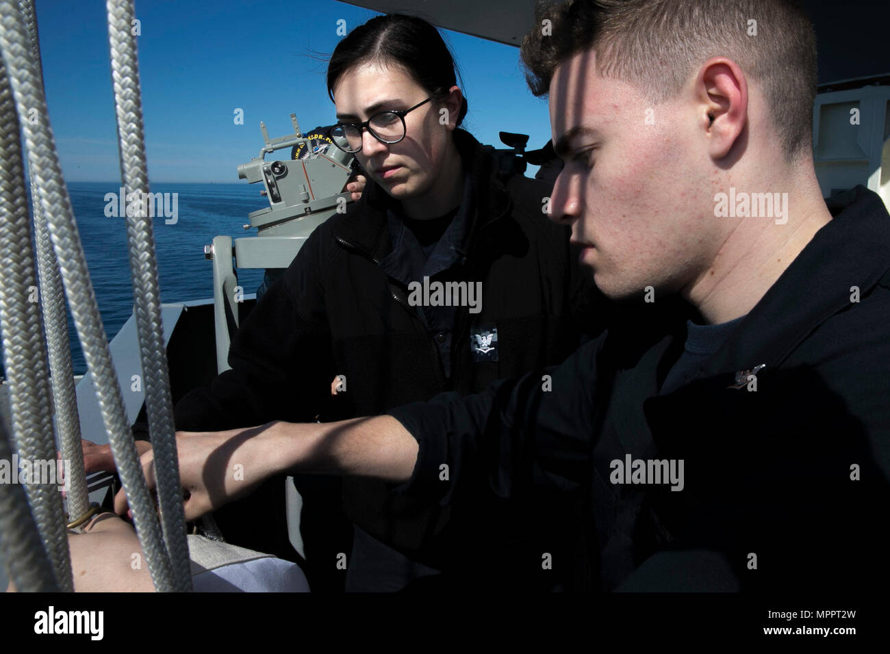 I quartermaster a bordo della USS Gerald R. Ford (CVN 78) sollevano il pennant della chiesa della nave per la prima volta durante il viaggio nell'Oceano Atlantico. La portaerei di prima classe conduce le prove in mare dei costruttori per valutare i sistemi di propulsione, navigazione, elettrica, comunicazione e combattimento. I marinai partecipano a eventi cerimoniali, attività operative ed esercitazioni di convalida per garantire la preparazione della nave, mantenere le tradizioni navali e dimostrare capacità operative durante il periodo iniziale di indipendenza in corso del vettore. Foto Stock