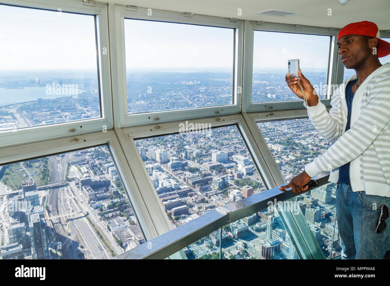 Toronto Canada,Bremner Boulevard,CN Tower,Observation towermodern wonder,Sky Pod,window view West,Lake Ontario,Black man uomini maschio adulti,digital Foto Stock