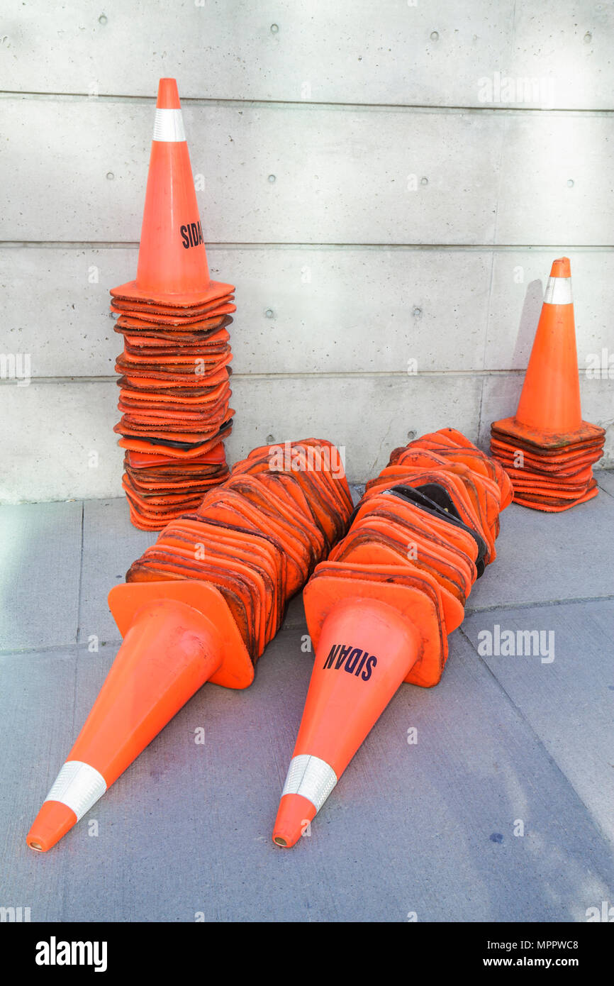 Toronto Canada, arancione riflettente, coni stradali, stack, gomma, Nord  America Canada110918093 Foto stock - Alamy