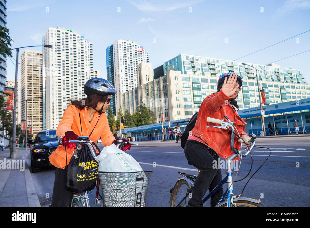Toronto Canada,Queen's Quay West,Asian Asians etnia immigranti minoranza immigranti, adulti adulti donna donne donna donna donna donna, non vuole essere fotografa Foto Stock