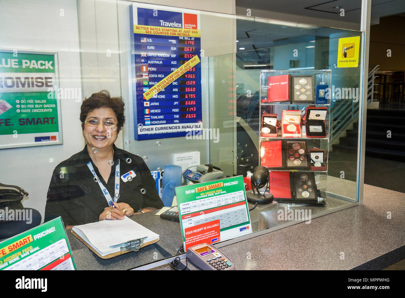 Toronto Canada,Lester B. Pearson International Airport,YYZ,aviazione,terminal,sportello di cambio valuta,valuta estera,donna asiatica donne,cassiere,wo Foto Stock