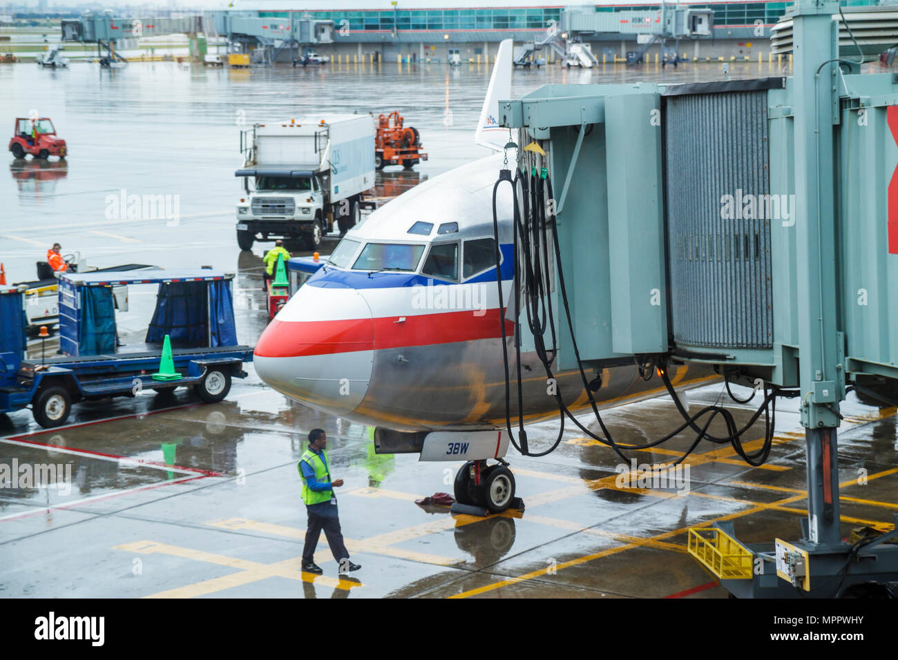 Toronto Canada,Lester B. Pearson International Airport,YYZ,terminal gate,Company,US carrier,American Airlines,Aircraft,tarmac,Ground Crew,window view, Foto Stock