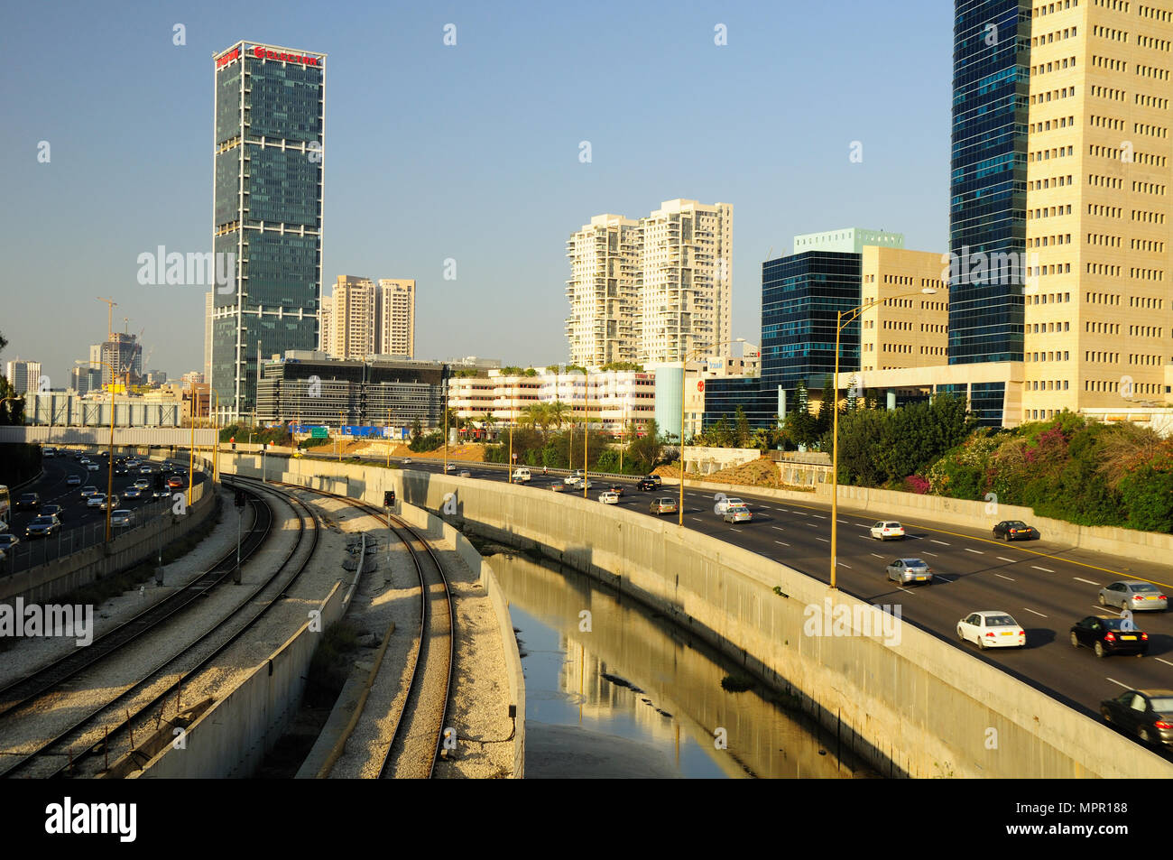 Paesaggio urbano della moderna Tel Aviv con Ayalon autostrada vista. Foto Stock