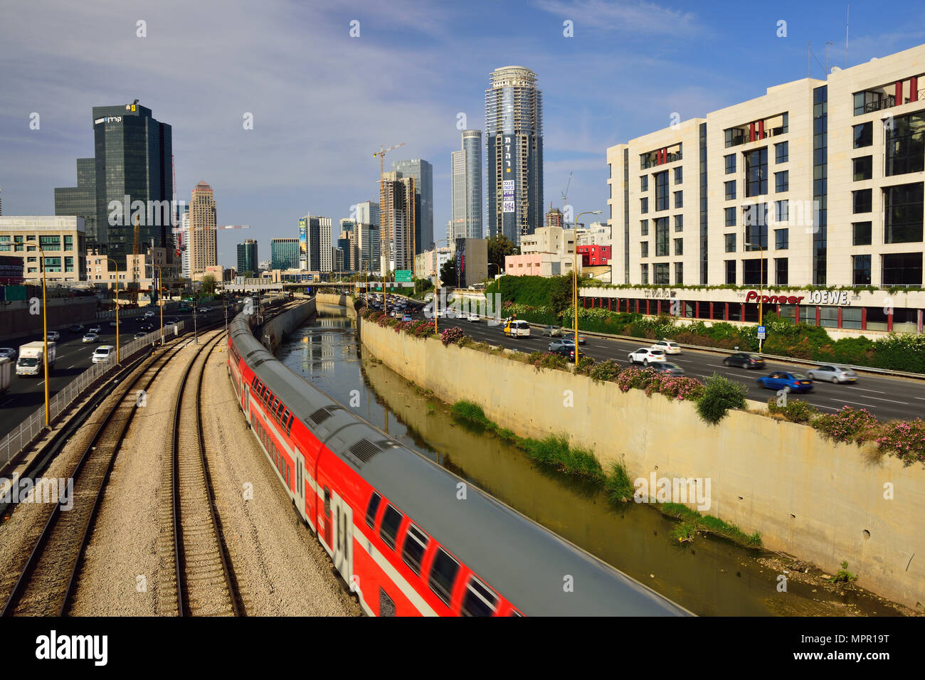Tel Aviv cityscape con la Ayalon highway e la stazione ferroviaria della città. Foto Stock