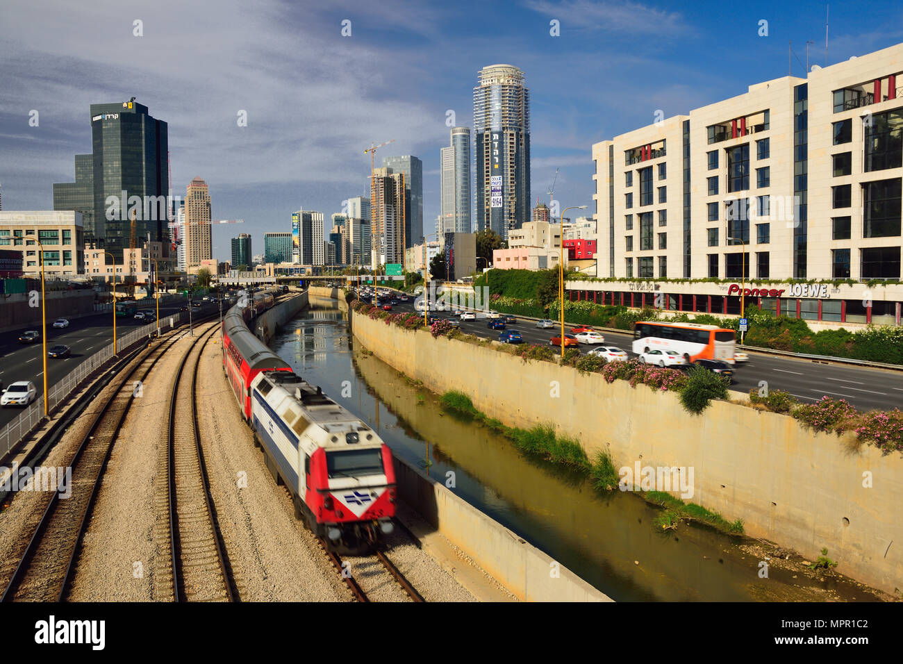 Tel Aviv cityscape con la Ayalon highway e la stazione ferroviaria della città. Foto Stock
