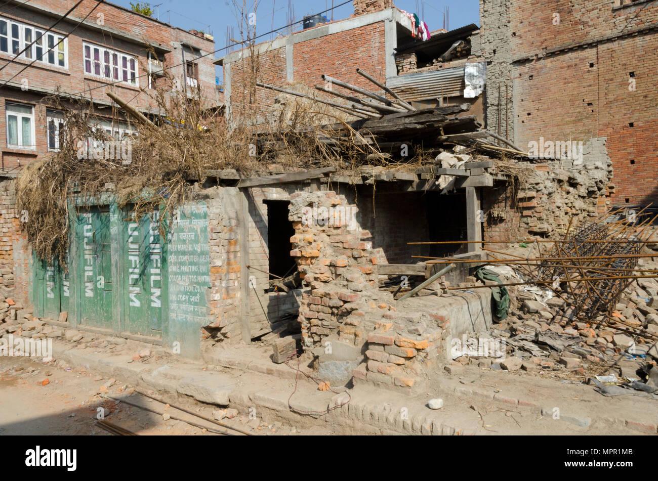 Terremoto danni alle case, Bhaktapur, Kathmandu, Nepal Foto Stock