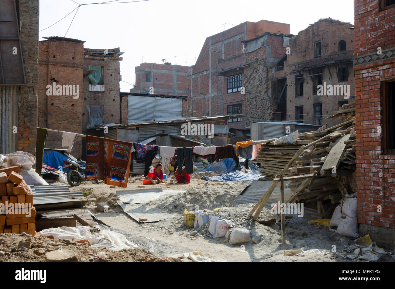 Terremoto danni alle case, Bhaktapur, Kathmandu, Nepal Foto Stock