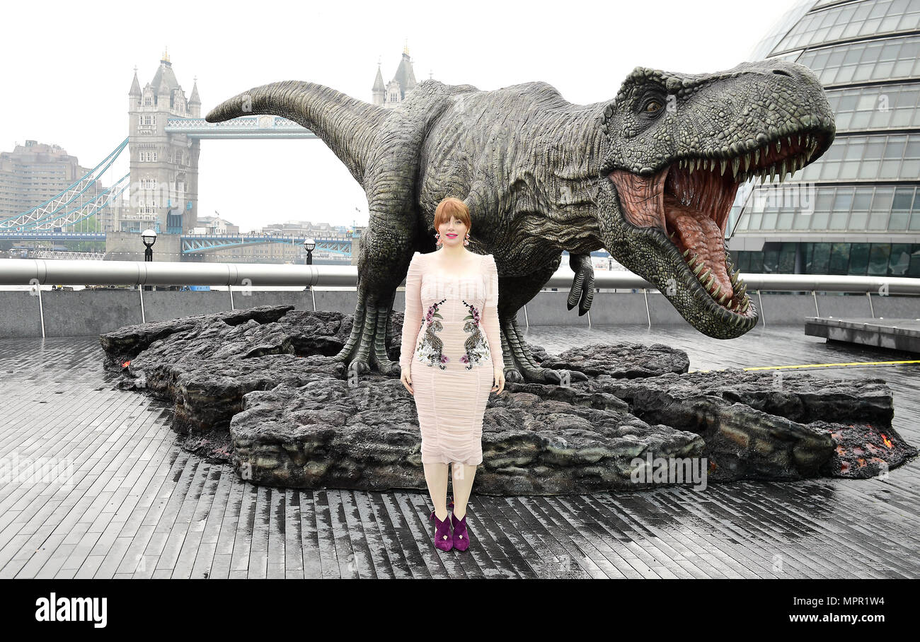 Bryce Dallas Howard frequentando un photocall per mondo giurassico: caduti unito, tenutosi presso la strada di Londra. Foto Stock