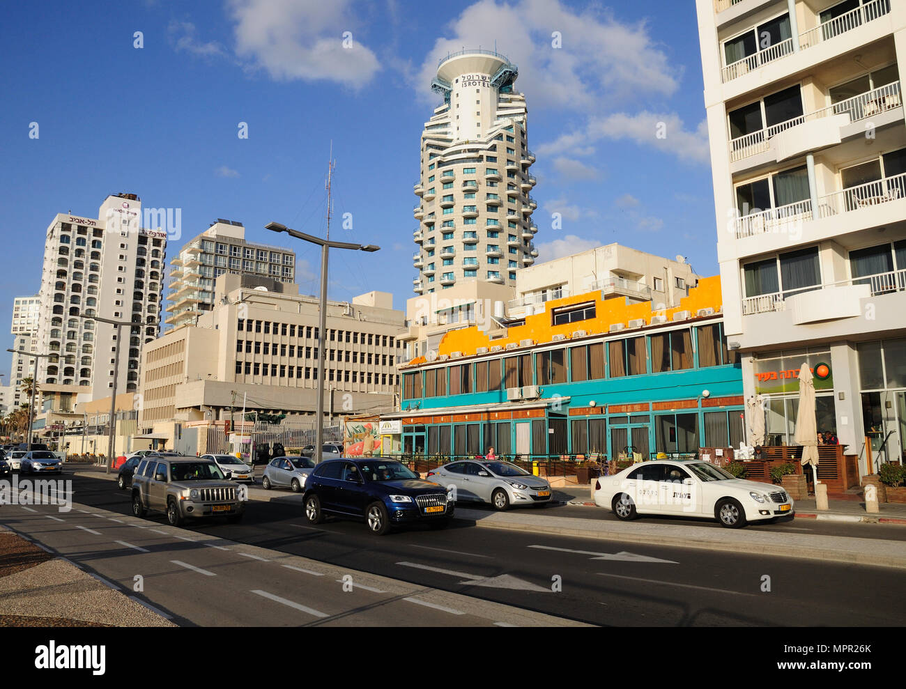 Tel Aviv autostrada costiera in riva al mare quartiere della città con la fila di hotel. Foto Stock