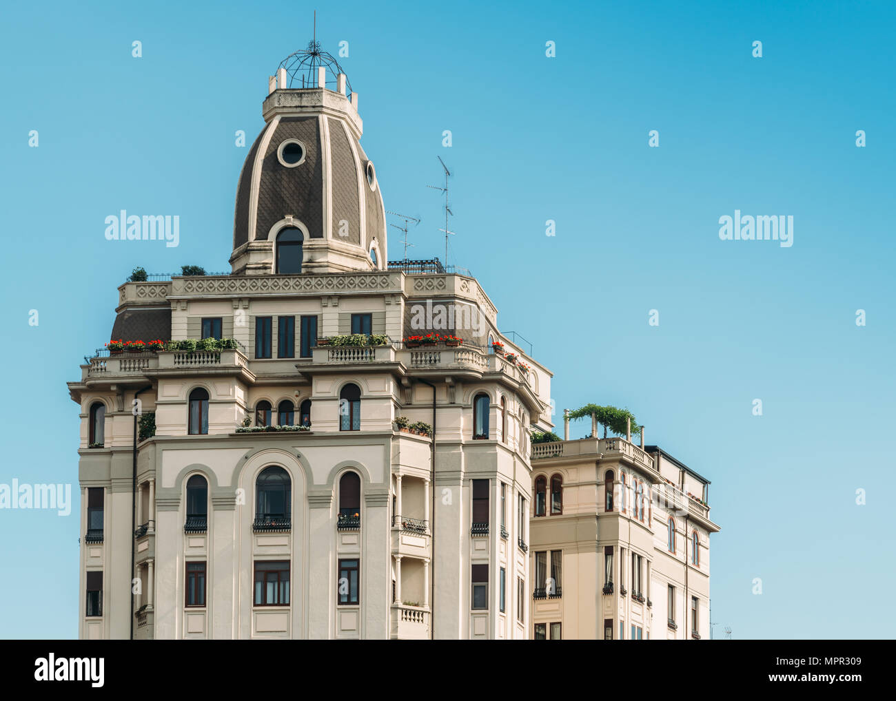 Milano, Italia - 23 Maggio 2018: Art nouveau edifici residenziali in Piazza Piemonte, Milano quartiere Wagner. Queste sono soprannominato, il Cremlino Foto Stock