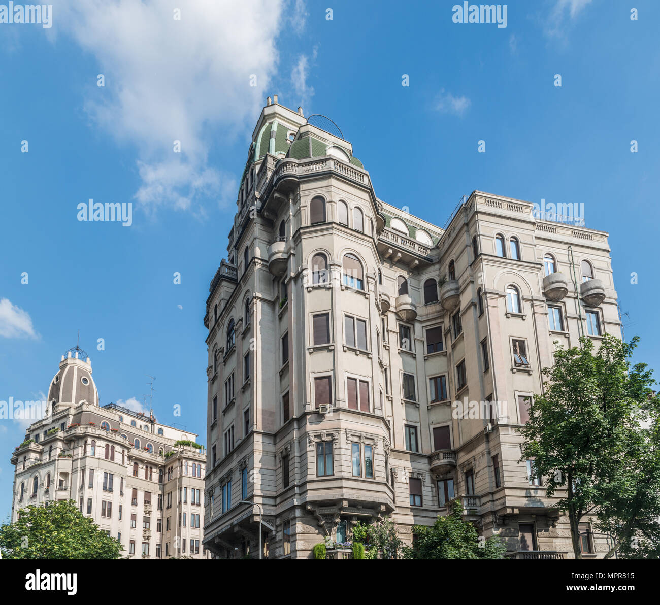 Milano, Italia - 23 Maggio 2018: Art nouveau edifici residenziali in Piazza Piemonte, Milano quartiere Wagner. Queste sono soprannominato, il Cremlino Foto Stock