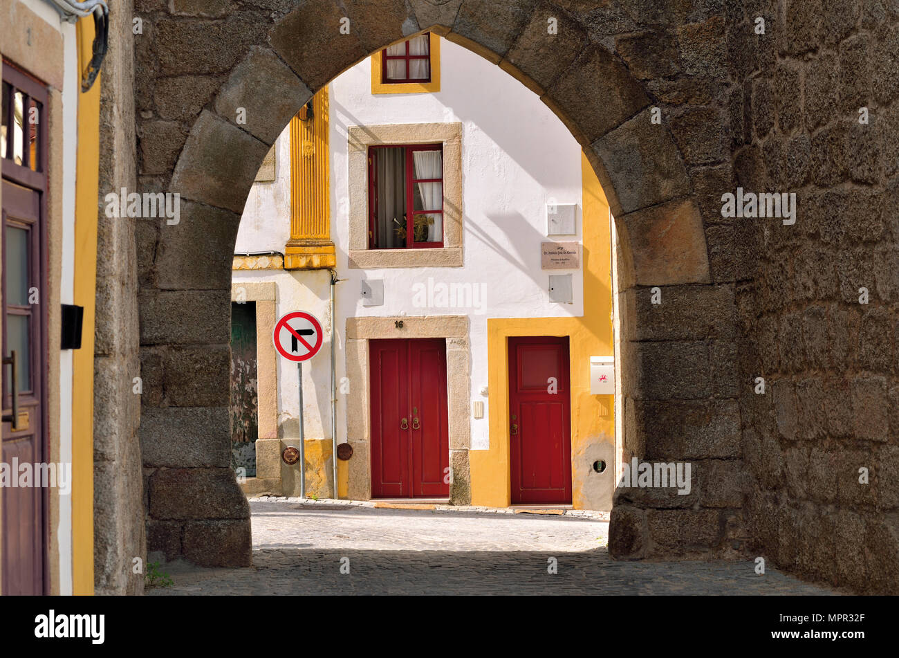 Isthrough città storica porta alla tipica architettura della città di Alentejo Nisa Foto Stock