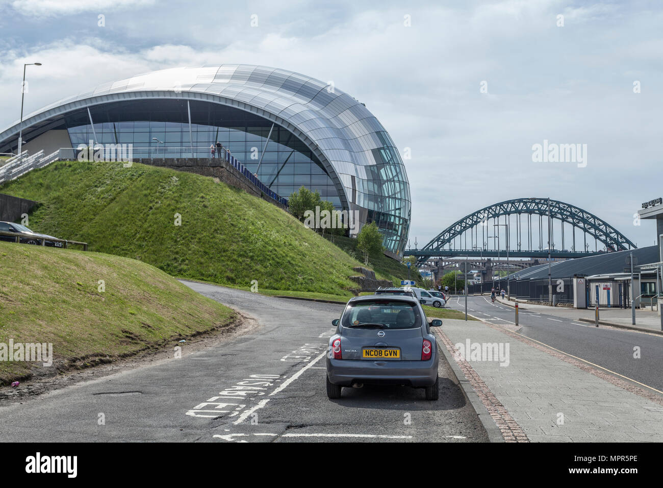 Il Quayside,Gateshead e Newcastle,l'Inghilterra,UK con la salvia e Tyne Bridge Foto Stock