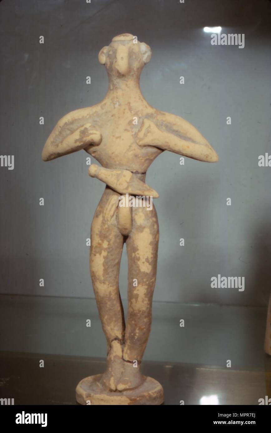 Argilla figurine votive dell uomo che indossa la cinghia e pugnale, Proto-Palatial Periodo, 2000BC-1700 BC. Artista: sconosciuto. Foto Stock
