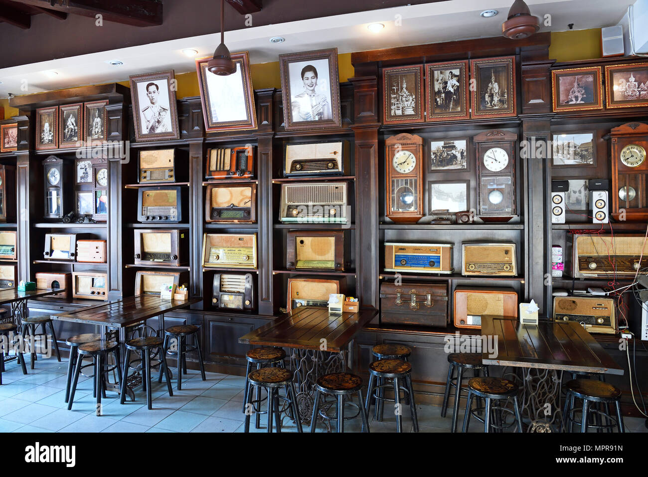 Ristorante originale con vecchie autoradio, Phuket Town, Phuket, Tailandia Foto Stock
