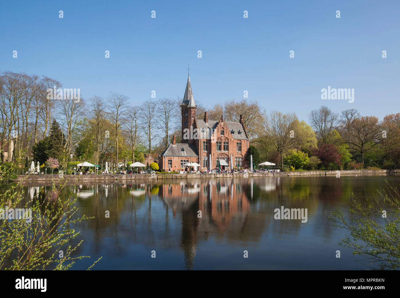 Belgio, Fiandre, Bruges, molla in Minnewaterpark, Kasteel Minnewater Foto Stock