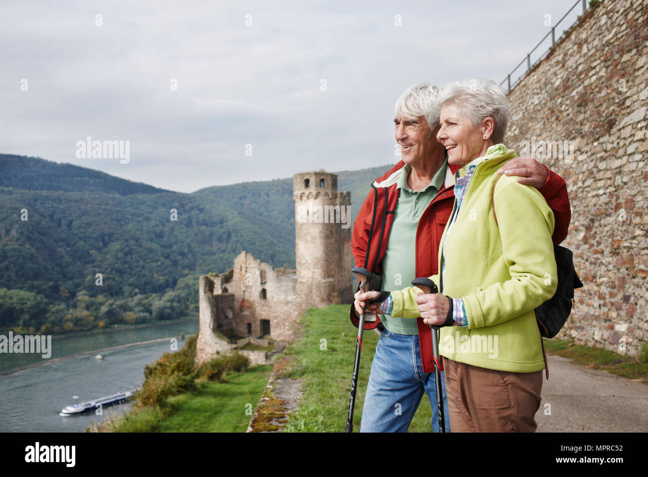 Germania, Rheingau, felice coppia senior guardando a vista Foto Stock