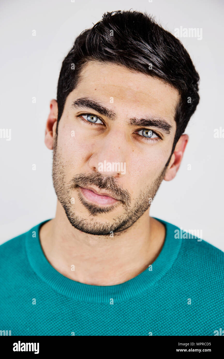 Ritratto di giovane uomo con gli occhi blu e di stoppie Foto Stock