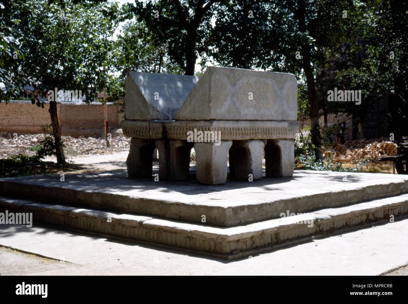Samarcanda leggio in pietra, Bibi-Khanum Mosqu rovine, c 20 secolo. Artista: CM Dixon. Foto Stock