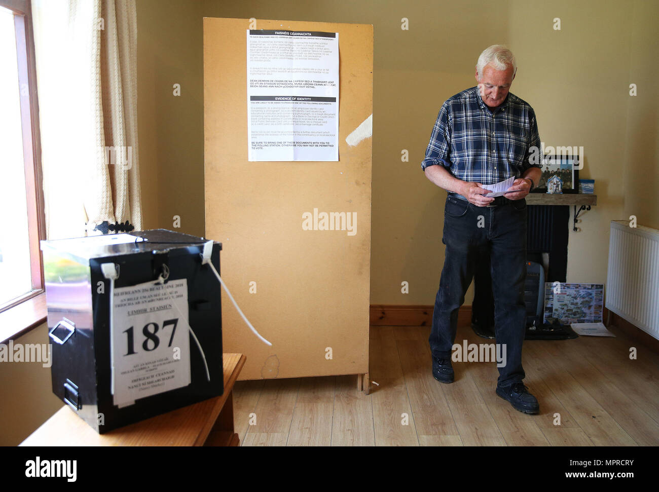 Residente di Gola Island, un'isola al largo della costa di Donegal, Irlanda, Jimmy Sweeney getta il suo voto come isolani di andare alle urne con un giorno di anticipo del resto del paese per esprimere il loro voto al referendum sull'Ottavo emendamento della Costituzione irlandese. Foto Stock