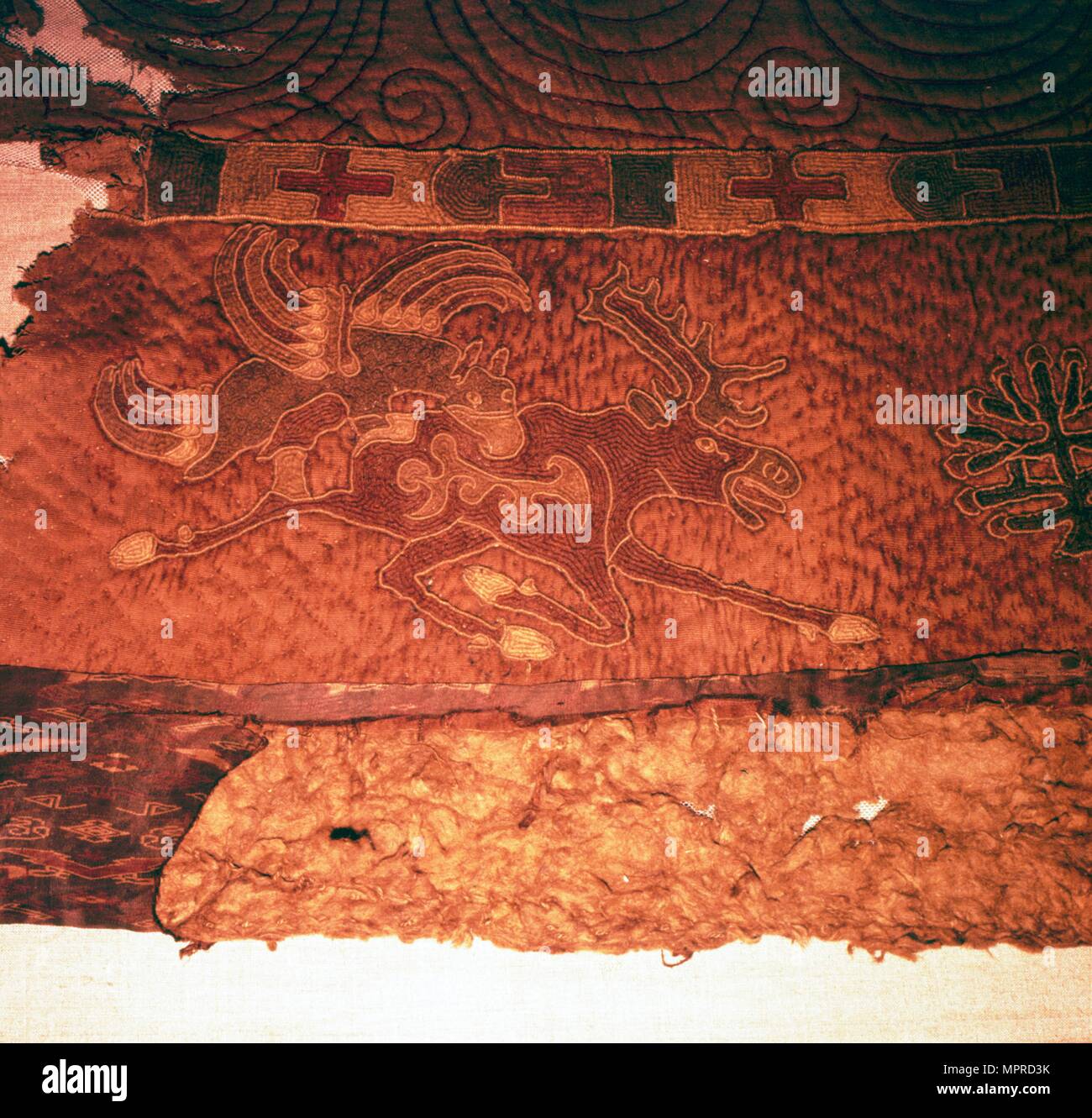 Il montaggio a parete di Griffin attaccando un alce, da kurgan, nel nord della Mongolia, C1o secolo A.C. Artista: sconosciuto. Foto Stock