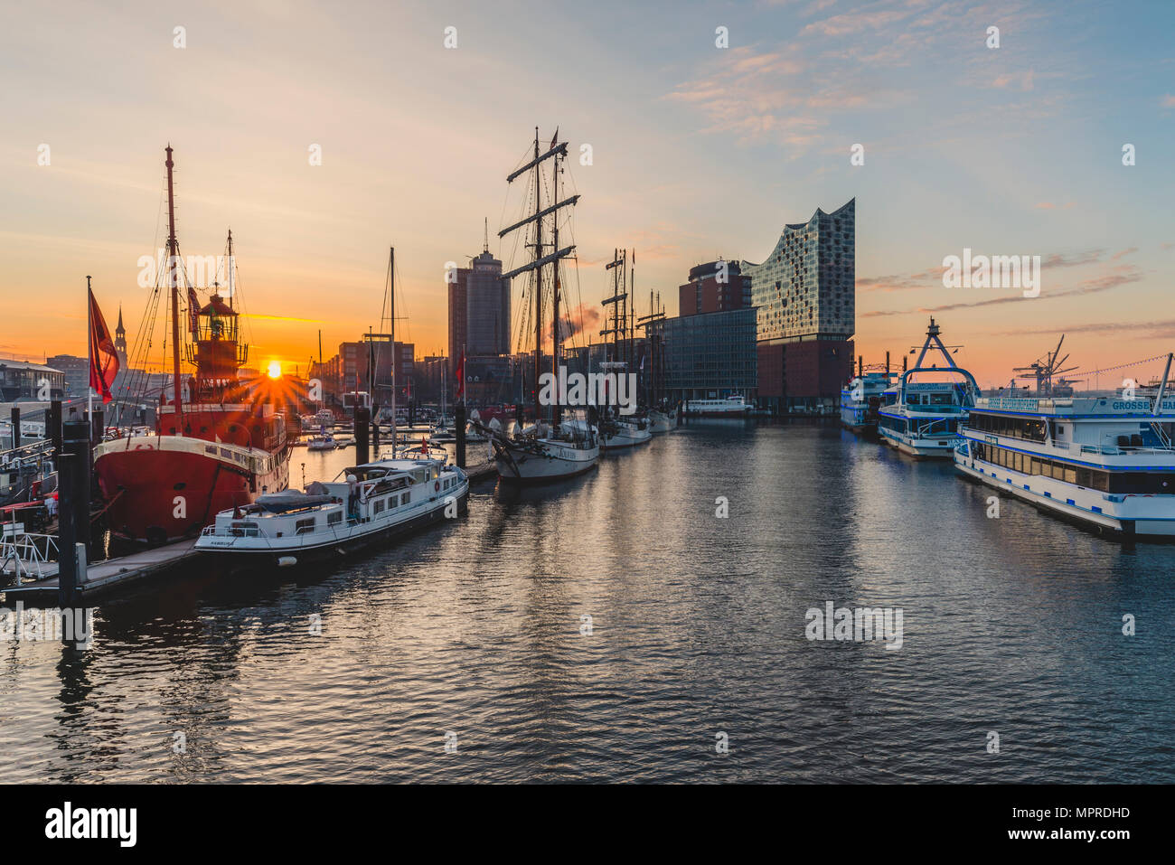 Germania, Amburgo, Niederhafen ed Elbe Philharmonic Hall di sunrise Foto Stock