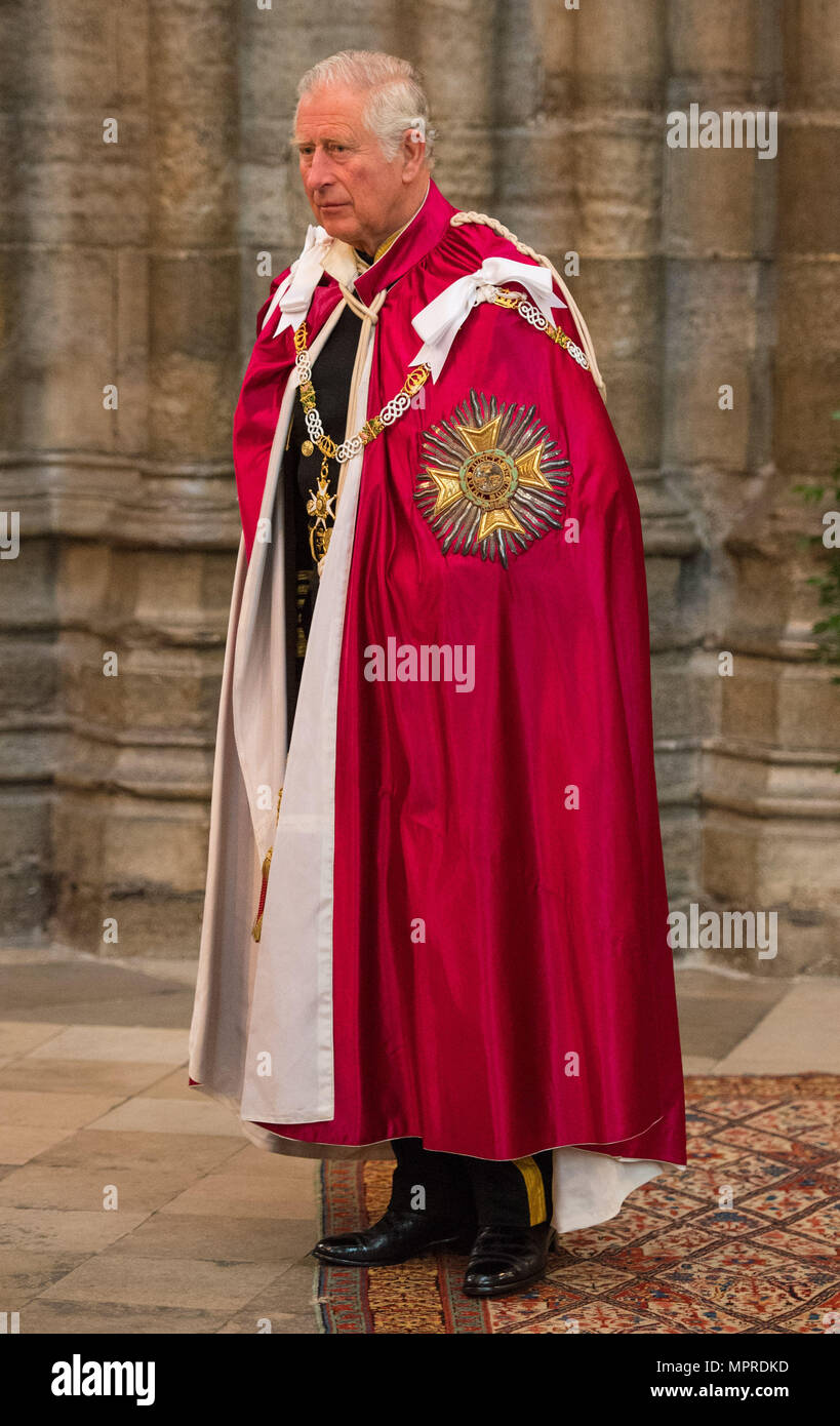 Il Principe di Galles assiste all'ordine del bagno di servizio presso l'Abbazia di Westminster, Londra. Foto Stock