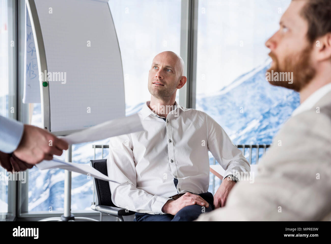 Tre uomini di affari discutendo in sala conferenze Foto Stock
