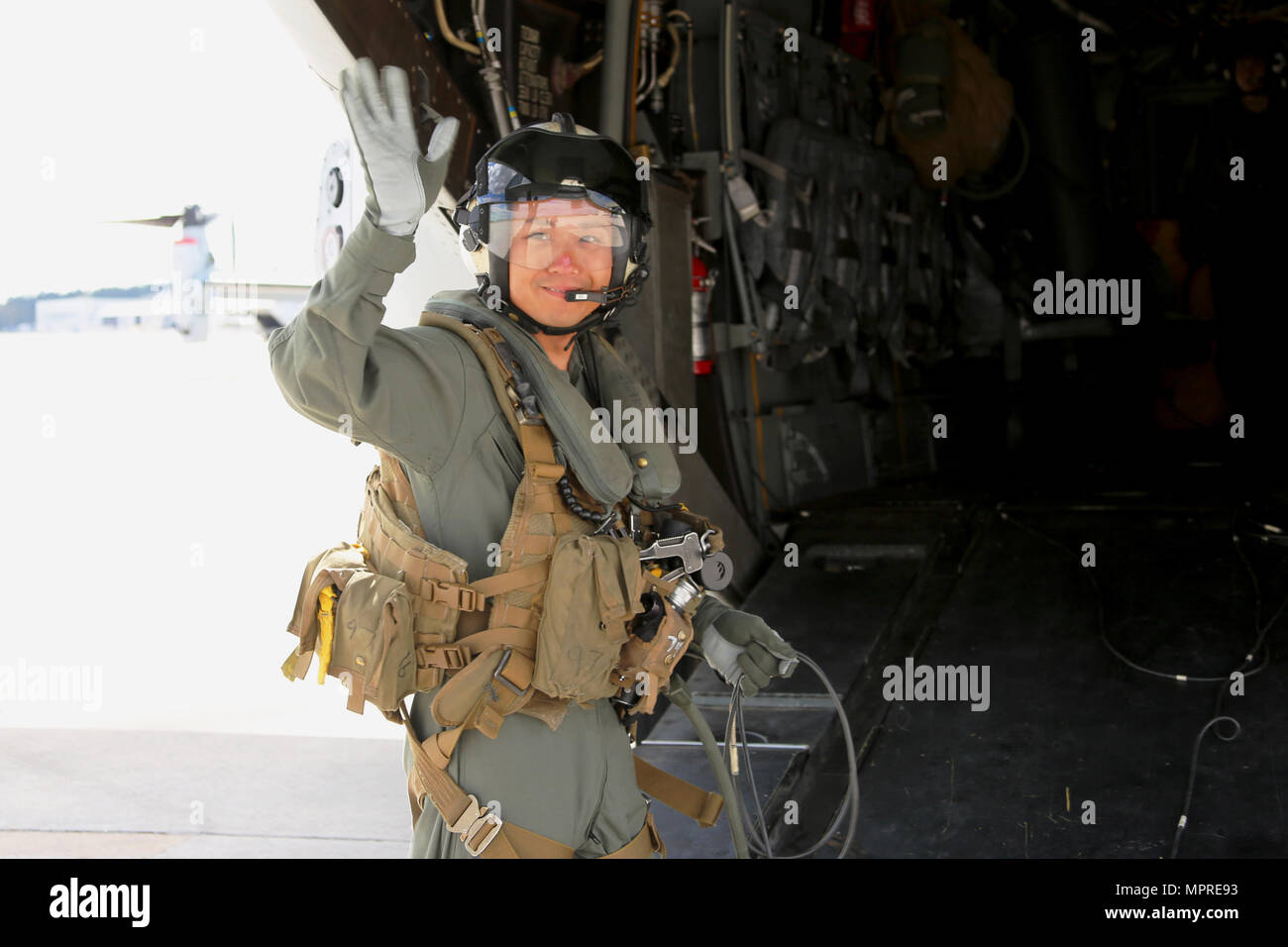 Sgt. 1. Classe Midsru Miyazaki è stato scelto come il primo giapponese a MV-22 Osprey capo equipaggio a bordo Marine Corps Air Station, New River, N.C., Aprile 7, 2017. "È molto onorato di essere scelto come un capo equipaggio e io sono pronto per il volo negli Stati Uniti il suo molto divertente," ha detto Miyazaki. Miyazaki attende di tornare in Giappone e la formazione i suoi soldati in adeguati metodi e procedure per volare una MV-22 Osprey. Miyazaki è originariamente con la giapponese Terra forza di autodifesa. VMMT-204 è assegnato alle Marine Aircraft Group 26, 2° velivolo marino ala. (Marine Corps foto di Cpl. Jason Ji Foto Stock