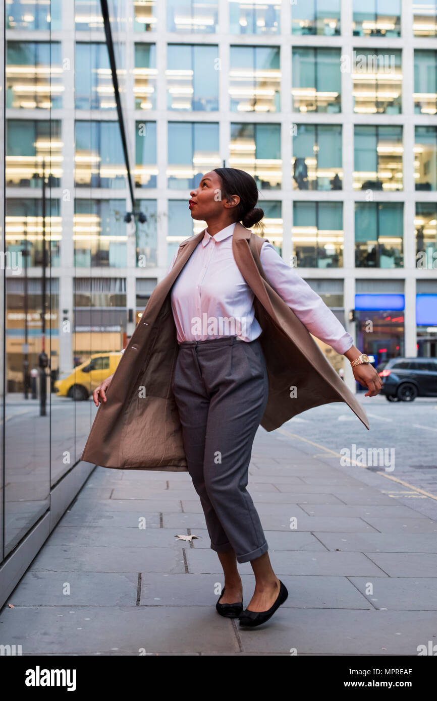 Felice imprenditrice di moda Foto Stock