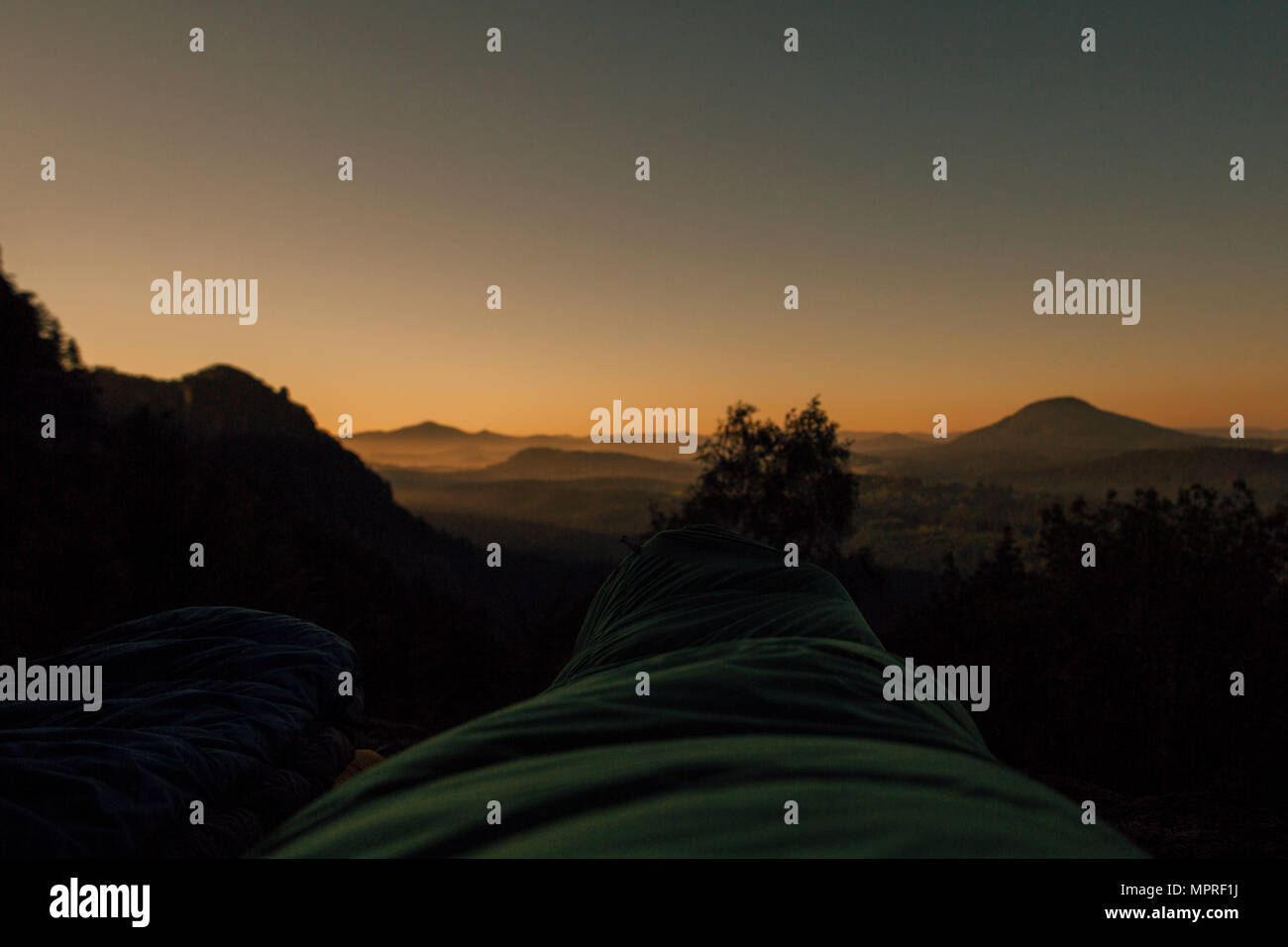 Cechia, Elba montagne di arenaria, Escursionista giacente in sacco a pelo all'alba Foto Stock
