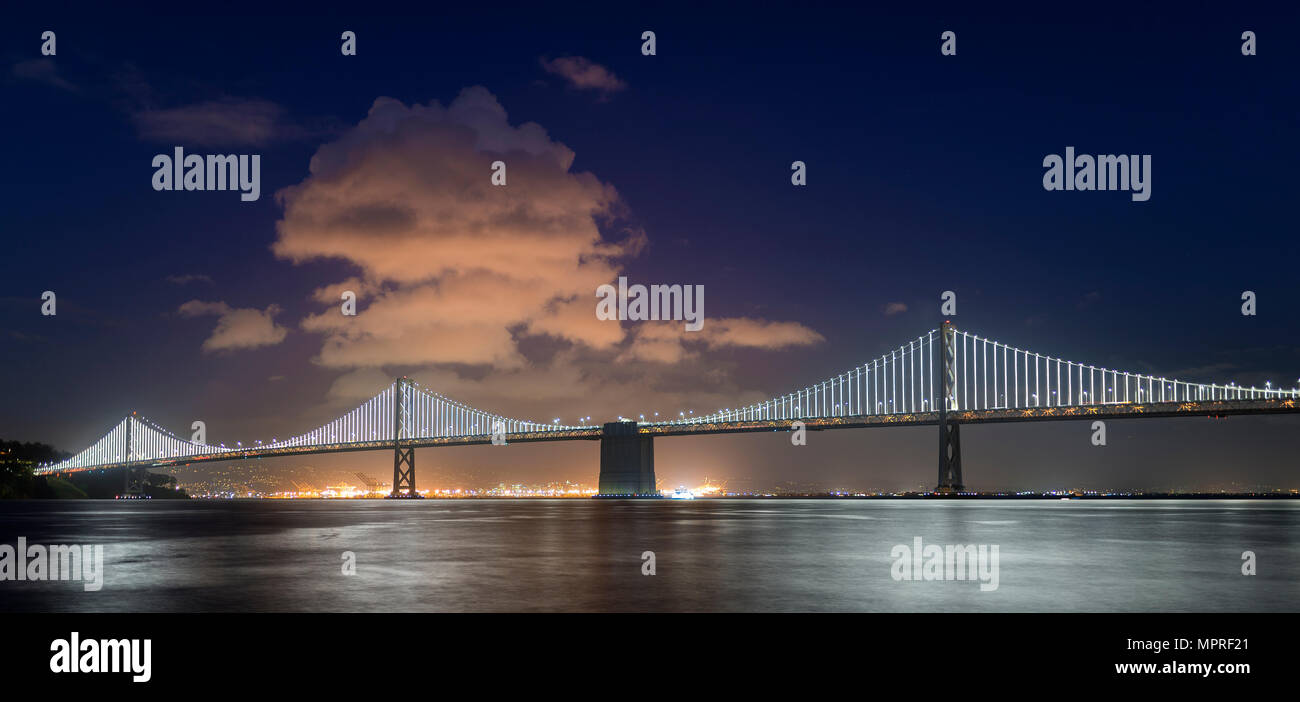 Stati Uniti, California, San Francisco, Oakland Bay Bridge di notte Foto Stock