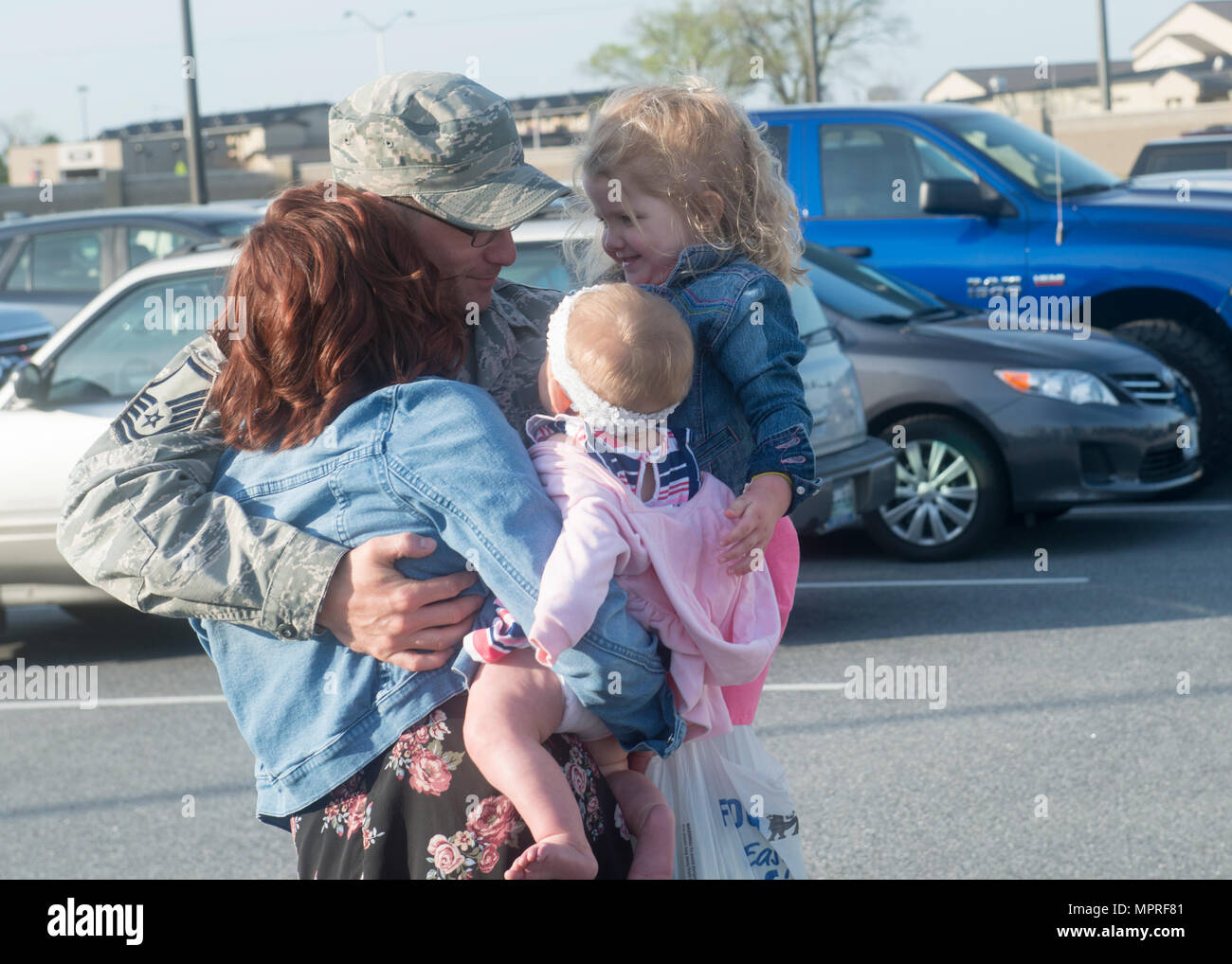 Master Sergeant nel 46th Aerial Port Squadron è un sottufficiale della United States Air Force specializzato nel trasporto aereo all'interno del 512th Airlift Wing. Lo stormo opera dalla dover Air Force base, Delaware. Questa immagine d'archivio documenta una riunione di famiglia post-schieramento dopo sei mesi alla al Udeid Air base, Qatar, l'11 aprile 2017. Foto Stock
