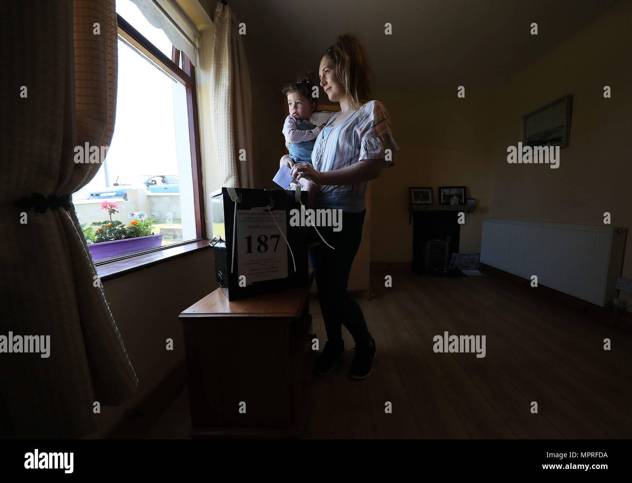 Residente di Gola Isola Colleen Ui Fhioruisce con sua figlia Saoirse (2) getta il suo voto come isolani di andare alle urne con un giorno di anticipo del resto del paese per esprimere il loro voto al referendum sull'Ottavo emendamento della Costituzione irlandese. Foto Stock