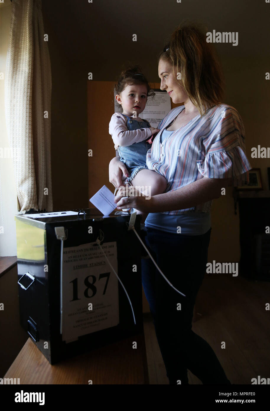 Residente di Gola Isola Colleen Ui Fhioruisce con sua figlia Saoirse (2) getta il suo voto come isolani di andare alle urne con un giorno di anticipo del resto del paese per esprimere il loro voto al referendum sull'Ottavo emendamento della Costituzione irlandese. Foto Stock