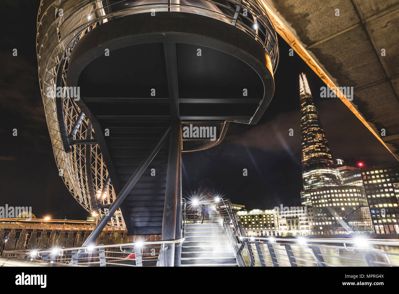 UK, Londra, edifici moderni e i dettagli di architettura nella città di notte Foto Stock