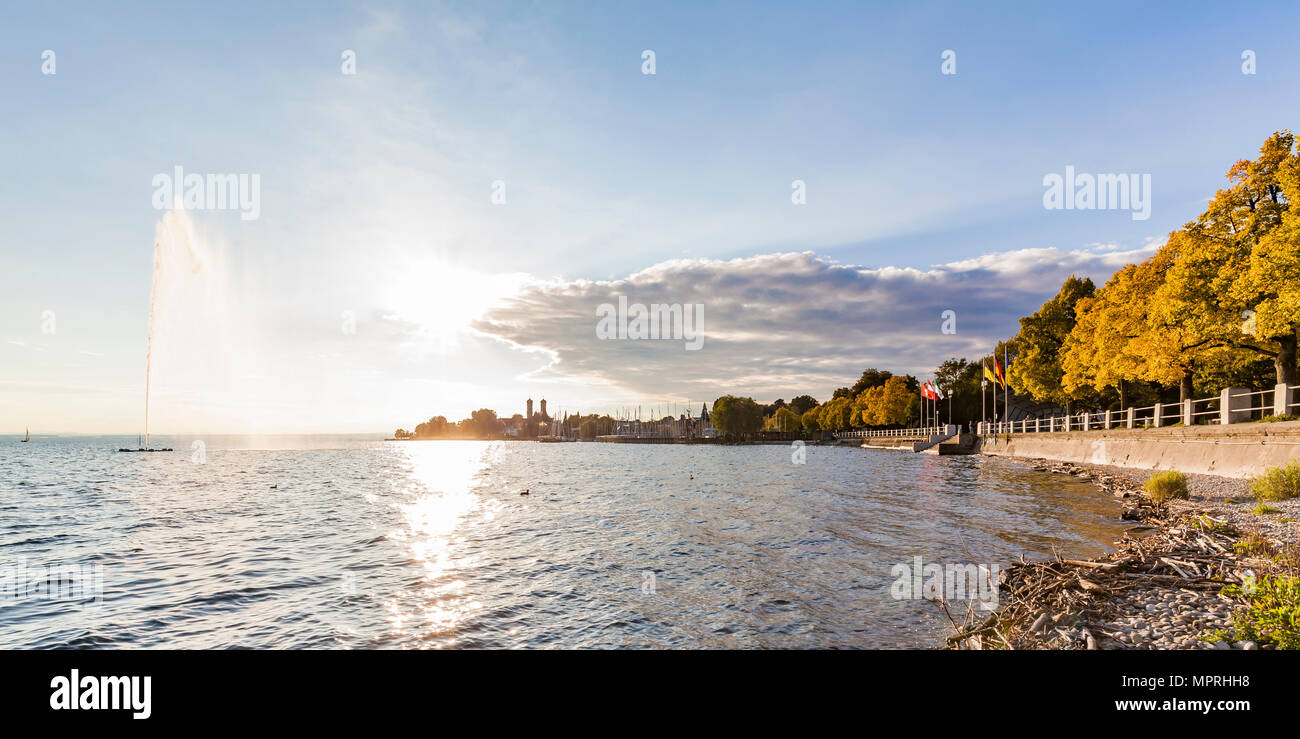 Germania Baden-Wuerttemberg, Friedrichshafen, Lago di Costanza, fontana, lungolago e gli alberi in autunno Foto Stock