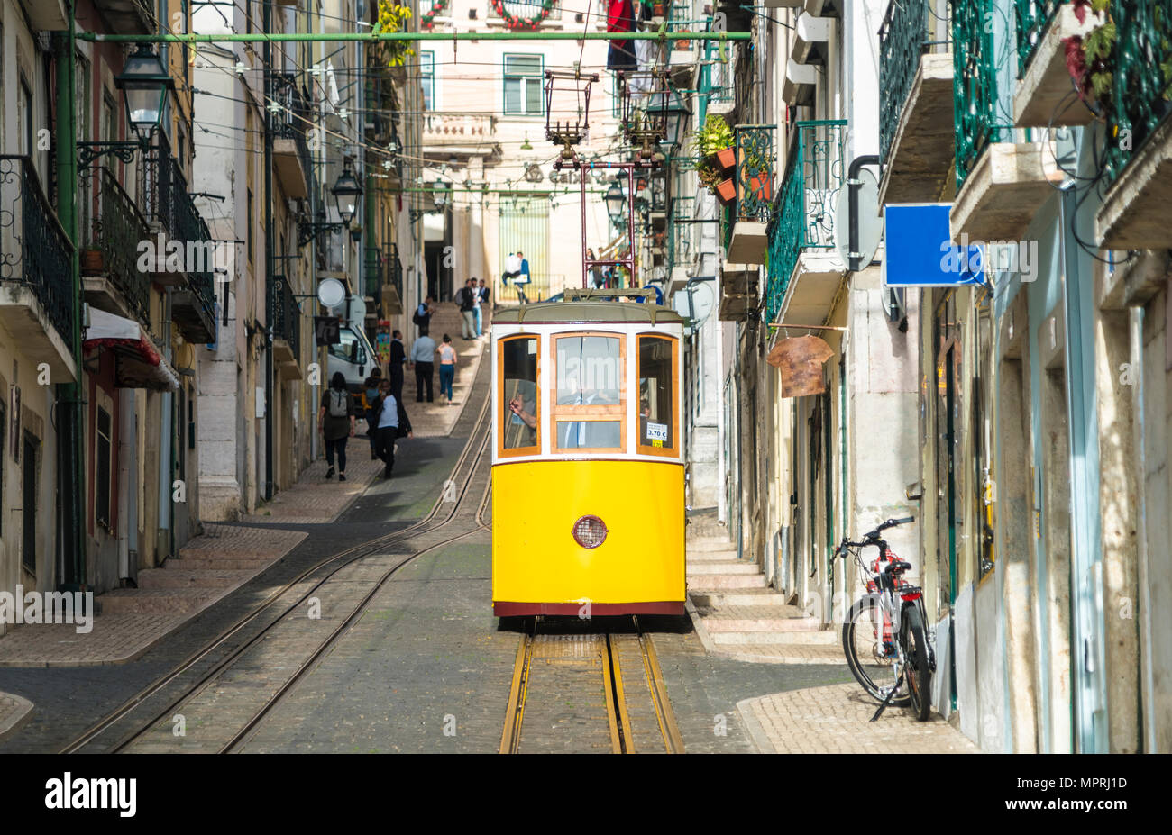 Il Portogallo, Lisbona, Bairro Alto, Elevador da Bica, cavo giallo ferrovie Foto Stock