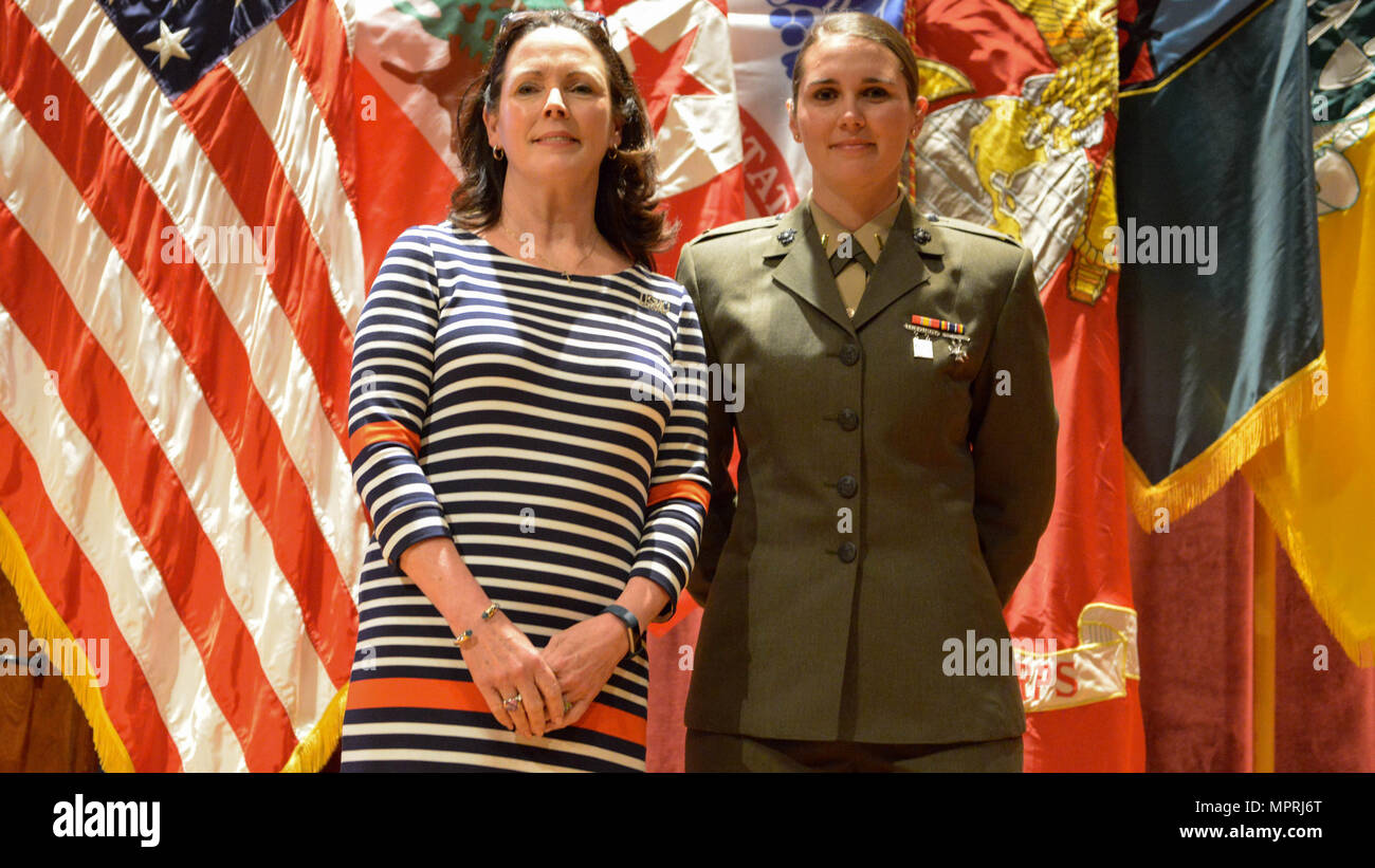 Secondo tenente Lillian Polatchek pone con sua madre, Patsy Polatchek, dopo essersi laureato presso l'esercito corazza del funzionario di base corso leader a Fort Benning, Georgia, 12 aprile 2017. Polatchek laureato al top della sua classe ed è ora il primo serbatoio femmina ufficiale della Marine Corps. Foto Stock