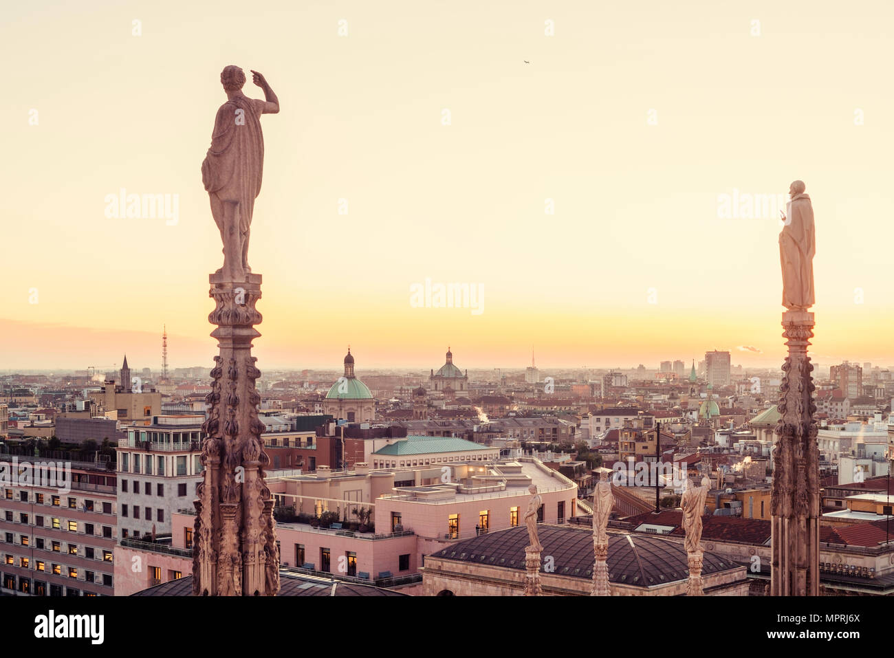 L'Italia, Lombardia, Milano, statue del Duomo di Milano al tramonto Foto Stock