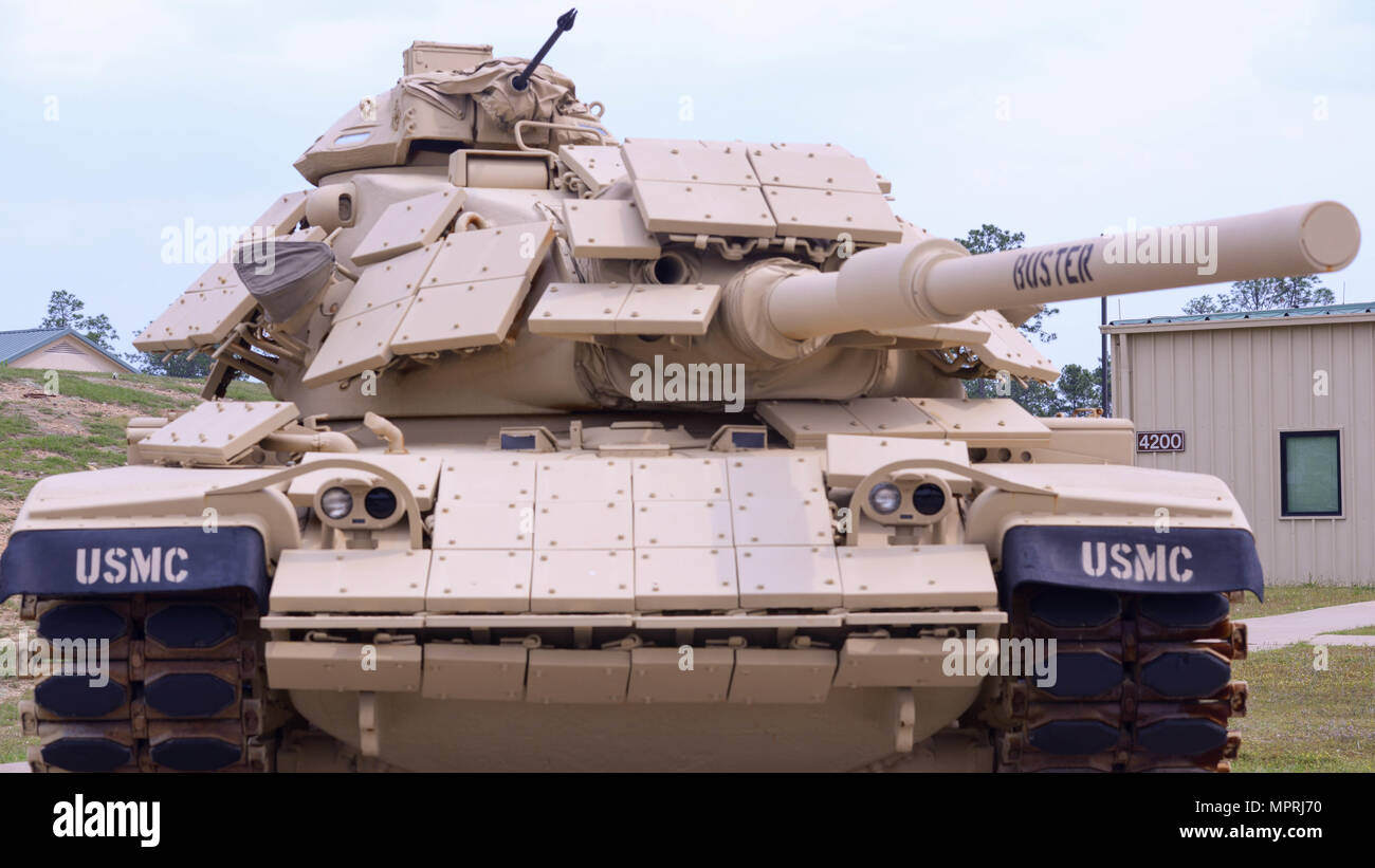 Un M1A1 Abrams serbatoio denominato "Buster" è parcheggiata fuori del distacco Marine Fort Benning sede, Georgia. Distacco Marine Fort Benning è dove Marines live mentre frequentano l'esercito corazza del funzionario di base corso leader di guadagnare i militari professionali titolo di specialità del serbatoio officer. Foto Stock