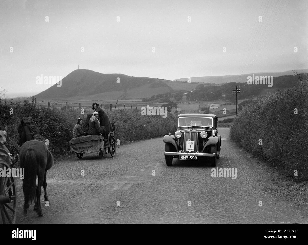 Armstrong-Siddeley berlina della FN Morgan competere nel Galles del Sud Club Auto rally gallese, 1937 Artista: Bill Brunell. Foto Stock
