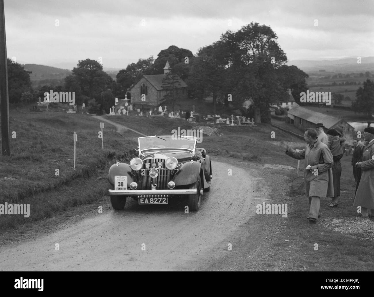 Jensen aprire 4 posti di Ken Crawford competere nel Galles del Sud Club Auto rally gallese, 1937 Artista: Bill Brunell. Foto Stock