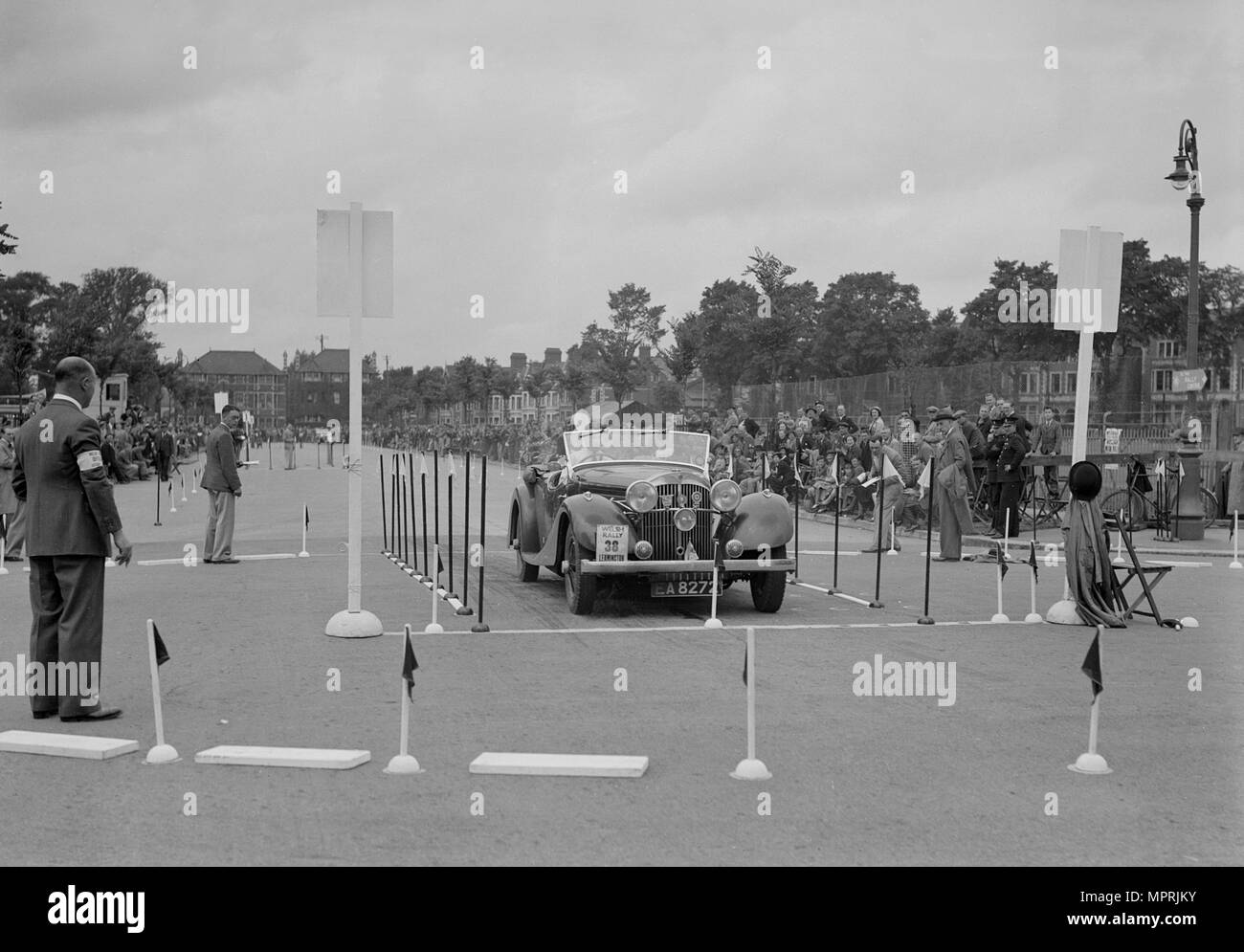 Jensen aprire 4 posti di Ken Crawford competere nel Galles del Sud Club Auto rally gallese, 1937 Artista: Bill Brunell. Foto Stock