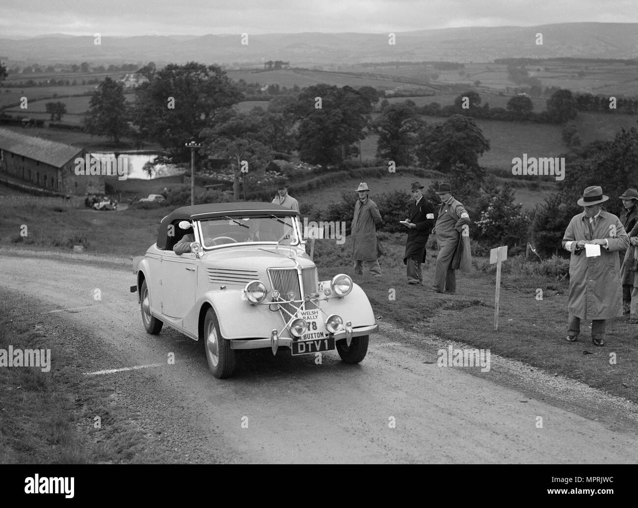 Renault Primaquatre di HC Brownlow competere nel Galles del Sud Club Auto rally gallese, 1937 Artista: Bill Brunell. Foto Stock