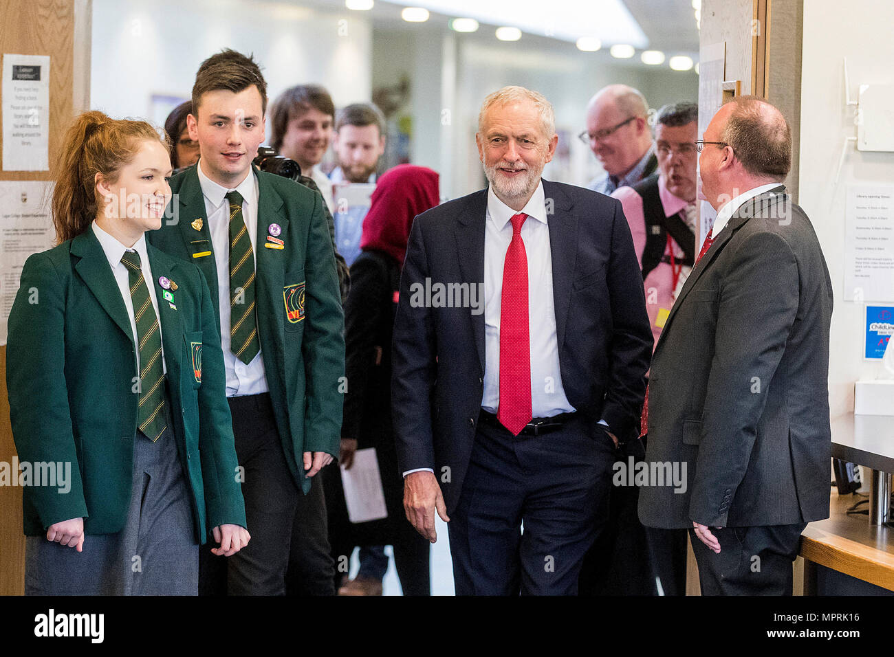 Leader laburista Jeremy Corbyn con testa ragazza Lucy Symington (sinistra) e testa ragazzo Michael Lepre (seconda a sinistra) camminare nella biblioteca di Lagan College, in Irlanda del Nord la prima scuola integrata, durante il signor Corbyn's prima visita in Irlanda del Nord come leader del partito. Foto Stock