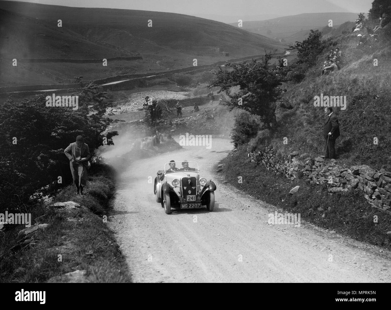 Il cantante di J Selwyn competere nel MCC prova di Edimburgo, West Stonesdale, Yorkshire Dales, 1933. Artista: Bill Brunell. Foto Stock