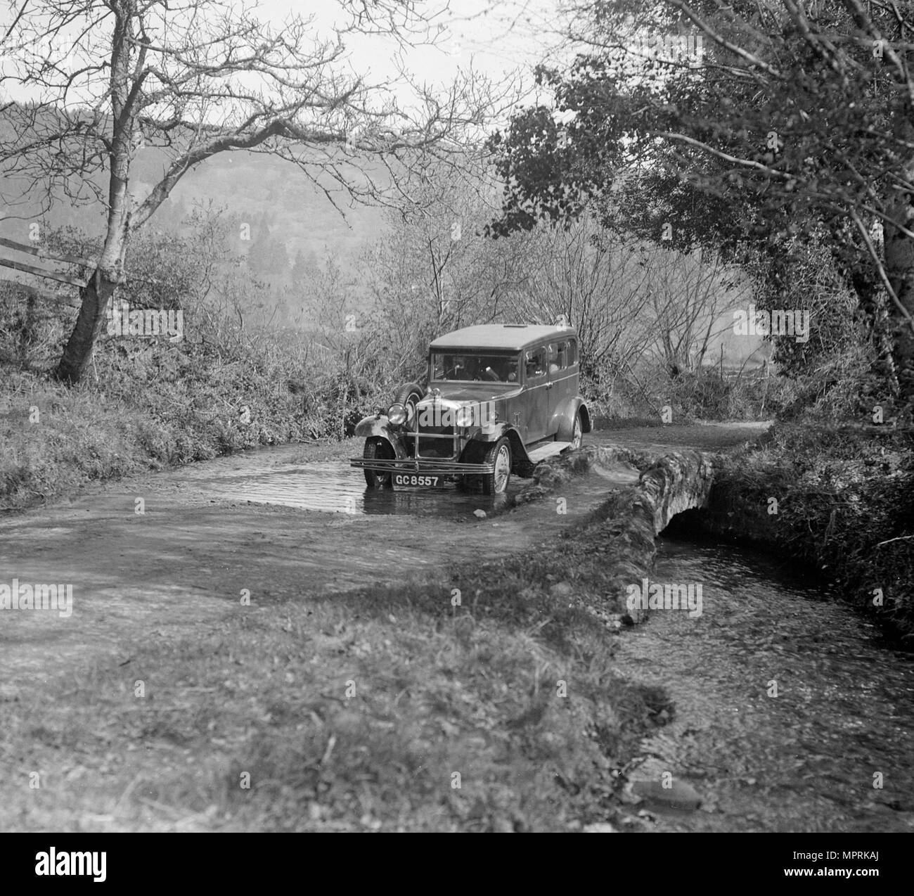 Il cantante Super Sei guida attraverso una Ford a Croydon Hill, vicino Timberscombe, Somerset, 1930s Artista: Bill Brunell. Foto Stock